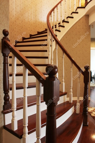 фотография Винтовая двухцветная лестница в интерьере