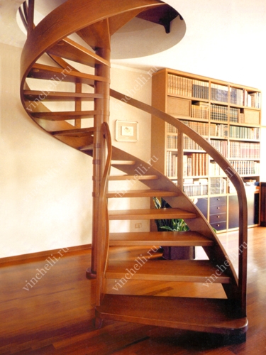 фотография Открытая лестница с гнутой тетивой в интерьере