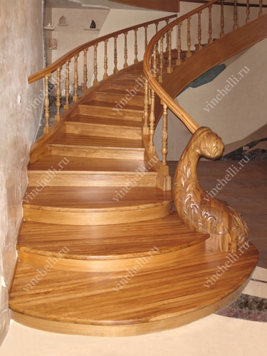 фотография Гнутая лестница с резным столбом в интерьере